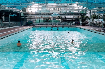 Sử dụng tấm lợp lấy sáng polycarbonate làm mái che hồ bơi