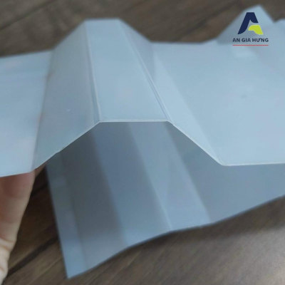 Tấm nhựa sóng màu sữa xuyên suốt